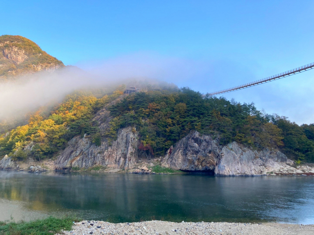 금강을 가로 질러 설치돼 인기를 끌고 있는 충남 금산 월영산 출렁다리. 사진제공=금산군