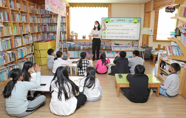 SKC가 27일 경북 울진지역아동센터에서 초등학생들을 대상으로 ‘출동! 분리배출 히어로’ 교육을 진행하고 있다. 사진제공=SKC