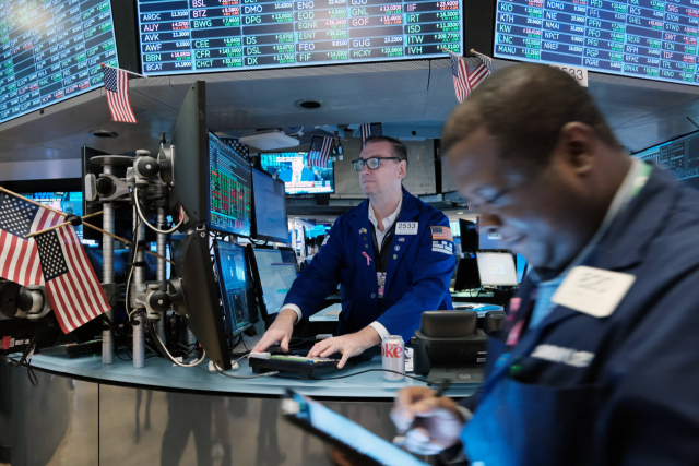 NEW YORK, NEW YORK - OCTOBER 27: Traders work on the floor of the New York Stock Exchange (NYSE) on October 27, 2022 in New York City. Stocks continued their upward gains Thursday with the Dow rising nearly 400 points following a new GDP report that beat expectations. Spencer Platt/Getty Images/AFP