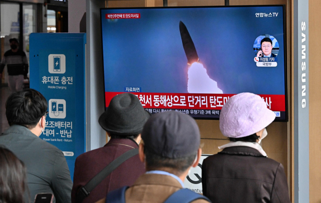 28일 서울의 한 철도역에서 시민들이 TV를 통해 북한 탄도미사일 시험발사 방송을 지켜보고 있다. 합동참모본부는 이날 북한이 강원도 통천 일대에서 동해로 단거리 탄도미사일 2발을 쐈다고 밝혔다. 연합뉴스