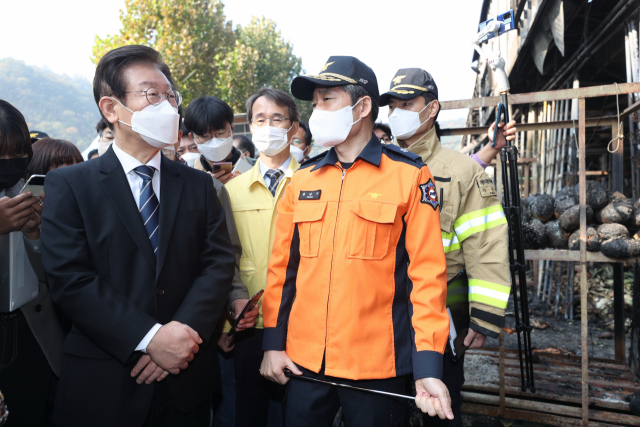 이재명 더불어민주당 대표가 28일 대구 북구 매천동 농수산물 도매시장 화재 현장을 방문하고 있다. /권욱 기자