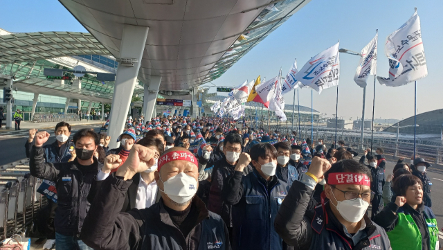 민주노총 공공운수노조 인천공항지역지부가 28일 인천공항 제1여객터미널 3층 8번 게이트에서 임금 인상, 근무환경 개선, 현장 인력 충원을 요구하며 파업 출정식을 열고 있다. 이건율 기자