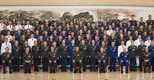 시진핑(앞줄 가운데) 중국 국가주석이 24일 군대 영도(지도급) 간부 회의에 참석해 기념 촬영을 하고 있다. 연합뉴스.