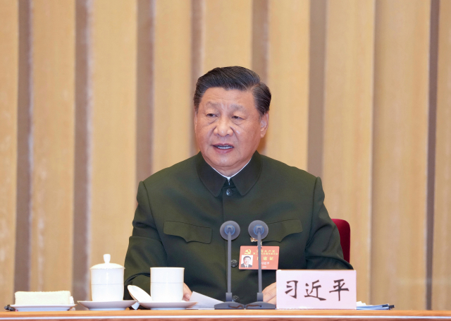 시진핑 중국 국가주석이 24일 베이징에서 열린 군 간부회의에서 발언하고 있다. 연합뉴스