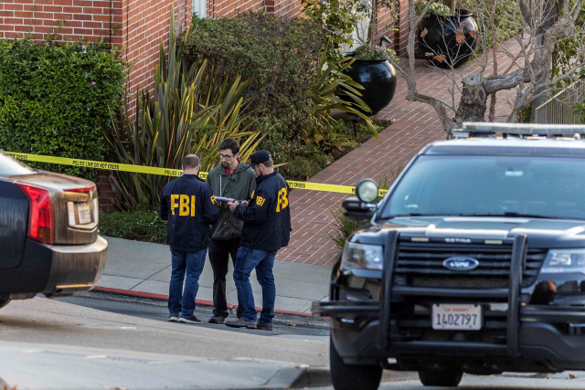 FBI 요원들이 낸시 펠로시 미 하원의장 자택에서 수사 중이다. 사진제공=AP연합뉴스