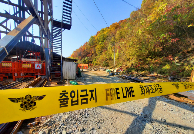 경북 봉화의 한 광산에서 매몰 사고가 발생한 가운데 27일 소방 당국이 구조작업을 벌이고 있다. 연합뉴스
