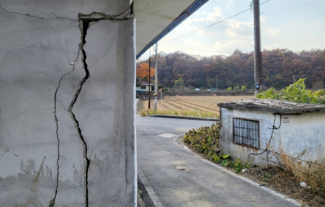 29일 규모 4.1의 지진이 발생한 충북 괴산군 장연면 장암리의 한 주택 담벼락이 갈라져 있다. 연합뉴스