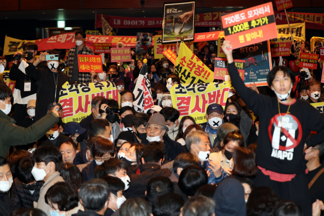 18일 오후 서울 누리꿈스퀘어에서 열린 상암동 광역자원회수시설 후보지선정 주민설명회에 앞서 주민 등 마포소각장 추가 백지화투쟁본부 관계자들이 반발하고 있다. 연합뉴스