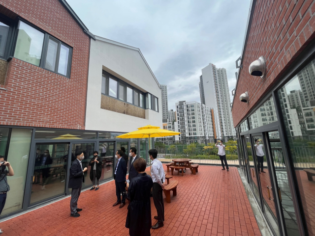 지난 8월 29일 진행된 한국건축문화대상 서울권 출품작 현장심사에서 서울 영등포구 신길중학교를 방문한 심사위원들이 학교 관계자의 설명을 듣고 있다./이수민기자