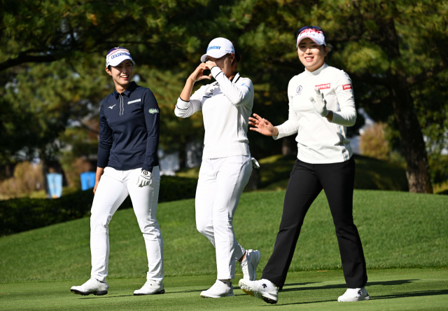 이주미, 최민경, 유수연이 29일 제주 서귀포의 핀크스GC에서 열린 한국여자프로골프(KLPGA) 투어 SK네트웍스·서울경제 레이디스 클래식 3라운드 1번홀에서 밝게 웃으며 세컨샷 지점으로 이동하고 있다./서귀포=권욱 기자 2022.10.29