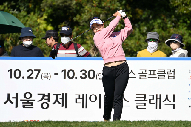 김리안이 29일 제주 서귀포의 핀크스GC에서 열린 한국여자프로골프(KLPGA) 투어 SK네트웍스·서울경제 레이디스 클래식 3라운드 1번홀 티박스에서 스트레칭을 하고 있다./서귀포=권욱 기자 2022.10.29