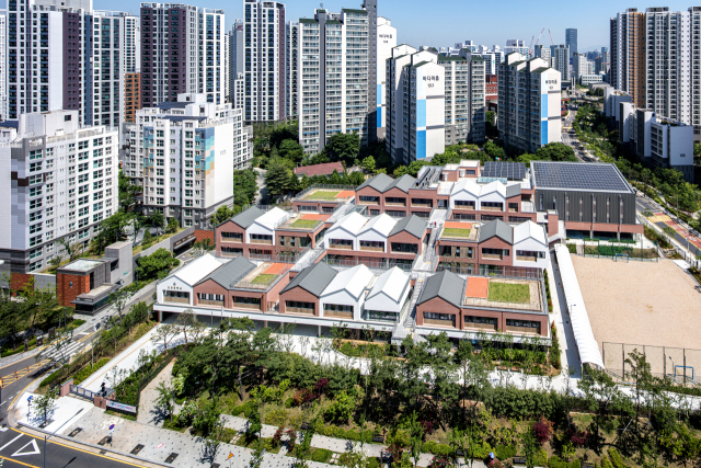 서울 영등포구 신길동 신길중학교 전경. 삼각지붕과 평지붕, 갈색벽과 흰색벽이 서로 조화를 이루며 서 있는 최상층에는 옥상정원이 조성돼 있다.