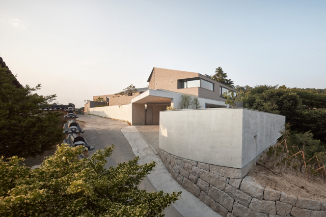 영주 뜬 마당집 전경. 영주 뜬 마당집은 주변 환경과 조화를 이루고자 기다란 매스를 분절하고 단층으로 조성됐다. /사진작가=이한울