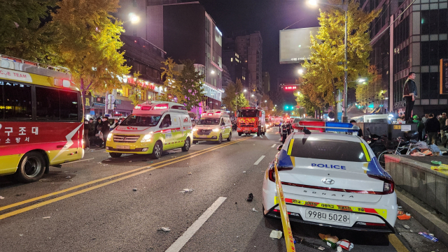 29일 서울 용산 이태원에서 벌어진 압사 사고로 소방차와 경찰차 등이 투입됐지만 도로가 마비돼 길에서 장시간 대기하고 있다. 강동헌 기자