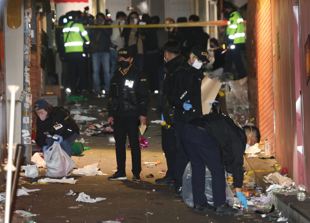 30일 오전 경찰 과학수사대원 등이 인명사고가 발생한 서울 용산구 이태원 현장을 살펴보고 있다. 연합뉴스