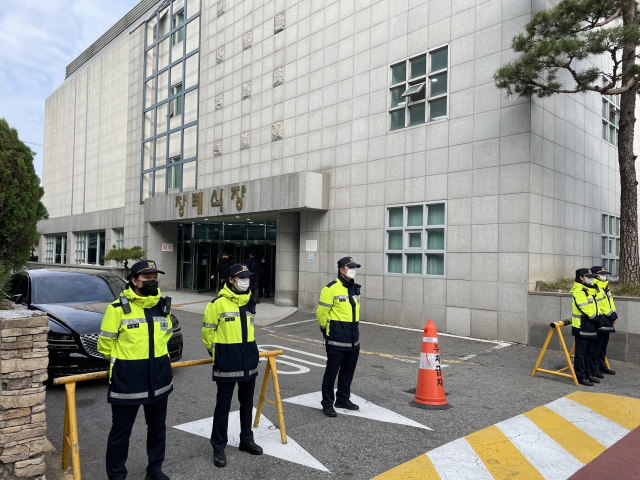 30일 서울 용산구 순천향병원 장례식장 입구를 경찰이 통제하고 있다. 박신원 기자