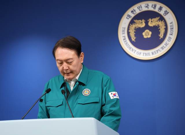 윤석열 대통령이 30일 오전 서울 용산 대통령실 청사 브리핑룸에서 '이태원 핼러윈 참사'와 관련 대국민 담화를 발표하고 있다./연합뉴스