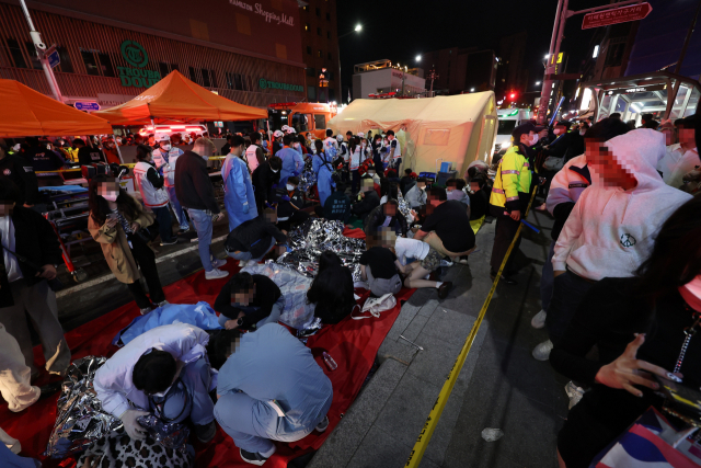 서울 용산구 이태원 핼러윈 인명사고에서 구조된 부상자들이 현장 인근에서 치료를 받고 있다. /연합뉴스
