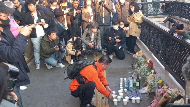 서울 용산구에서 발생한 ‘이태원 참사’를 추모하기 위해 사건 현장을 찾은 김상덕(49) 씨가 술을 따르고 있다. 이건율 기자