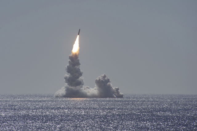 미국 핵잠수함 '메인(Maine)'호가 시험발사한 '트라이던트 II '미사일이 지난 2020년 2월 12일 샌디아고 해안 인근 해상 위로 치솟고 있다. 트라이던트 II미사일은 최근 미국이 개발해 배치한 저위력 핵탄두인 'W76-2'를 탑재할 수 있다. /사진제공=미국 국방부