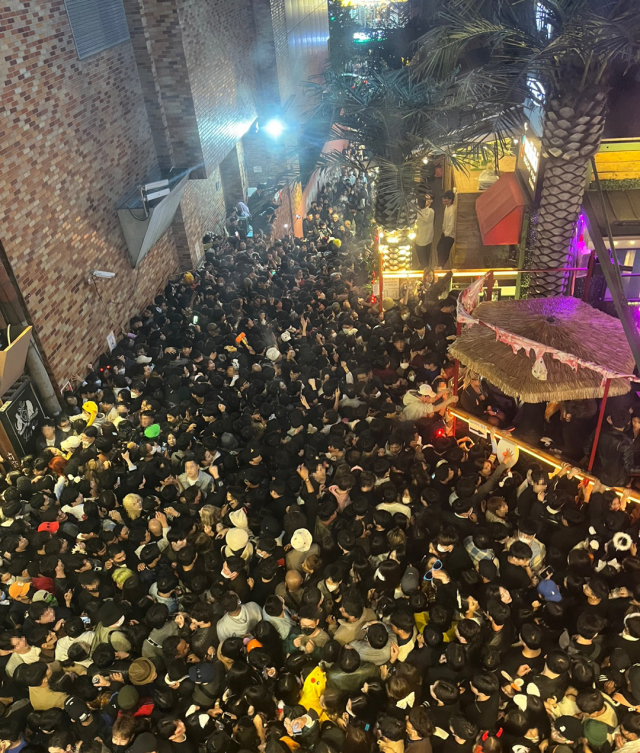 핼러윈 축제에 참석한 시민들이 29일 밤 서울 용산구 이태원동 해밀톤호텔 부근 골목을 꽉 채우고 있다. 좁고 비탈진 골목길에 많은 인파가 운집해 통행로가 확보되지 않으면서 압사 사고로 인한 인명 피해가 커졌다. 연합뉴스