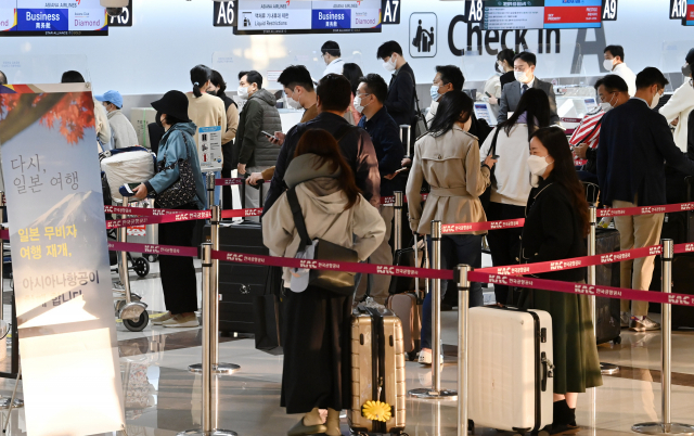 11일 오전 김포국제공항 아시아나항공 국제선 카운터에서 탑승객들이 김포-하네다 항공편 탑승 수속을 위해 길게 줄을 선 채 순서를 기다리고 있다./권욱 기자