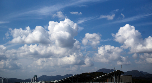 29일 오후 경남 창원시 성산구 한 건물에서 바라본 하늘에 구름이 많이 껴있다. 창원=연합뉴스