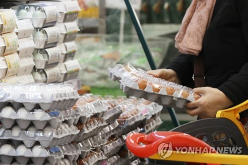계란 구매 모습. 사진제공=연합뉴스