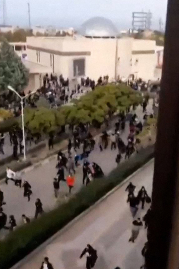 28일(현지 시간) 이란 수도 테헤란의 아자드 대학교에서 군사 당국이 학생들을 향해 총격을 가하며 진압하는 모습이 온라인 상에 공개됐다.AFP연합뉴스