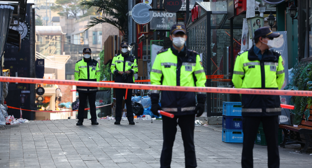 31일 오전 경찰 관계자들이 서울 용산구 이태원 세계음식문화거리 출입을 통제하고 있다./연합뉴스