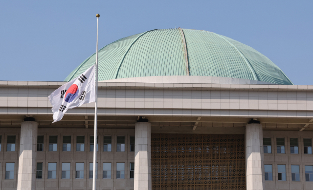 30일 서울 여의도 국회에 '이태원 압사 참사' 희생자들에 대한 조의를 표하는 조기가 게양돼 있다. / 연합뉴스