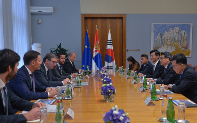 송호성(오른쪽 두 번째) 기아 사장이 24일(현지 시간) 세르비아에서 알렉산다르 부치치(왼쪽 세 번째) 대통령을 비롯한 정부 주요 관계자들과 간담회를 갖고 있다. 사진 제공=기아