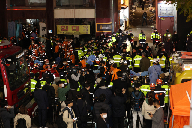 구조대원들이 30일 오전 서울 용산구 이태원 압사 사고 현장에서 구조 활동을 하고 있다. 연합뉴스