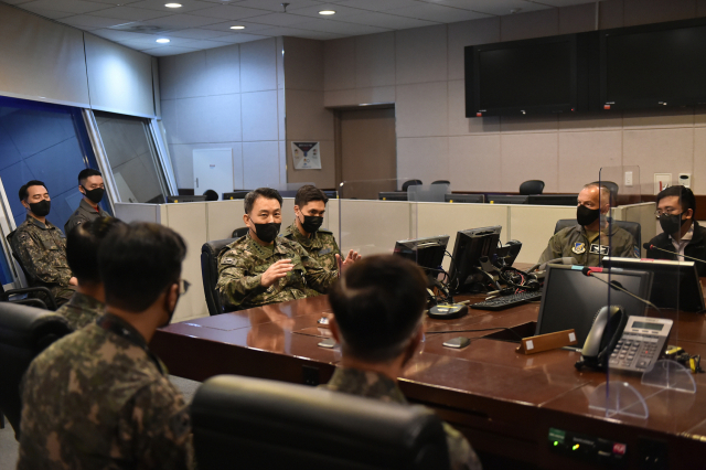 김승겸 합참의장이 31일 공군작전사령부 전투지휘소에서 대비태세를 점검하고 있다./연합뉴스