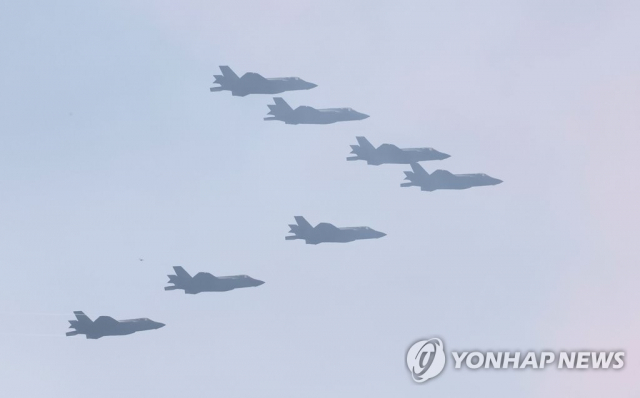 1일 오전 충남 계룡대 대연병장에서 열린 건군 '제74주년 국군의 날' 기념식에서 F-35A 편대가 기동시범을 보이고 있다./연합뉴스