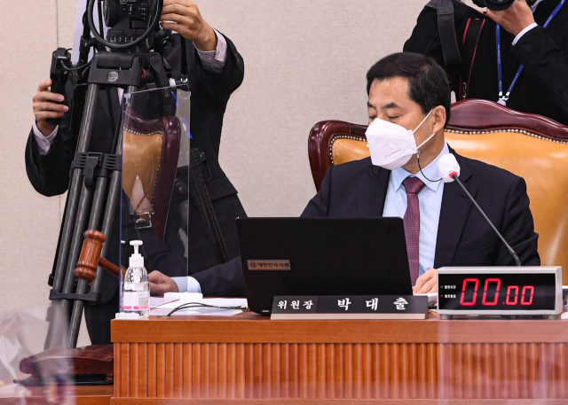 박대출 기획재정위원회 위원장이 19일 국회에서 열린 기재위 국정감사에서 의사봉을 두드리고 있다. 연합뉴스