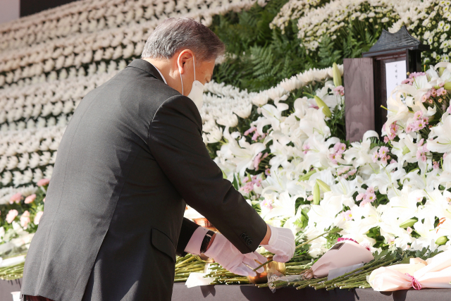 박진 외교부 장관이 31일 서울광장에 마련된 이태원 사고 사망자 합동 분향소를 방문해 조문하고 있다. 연합뉴스
