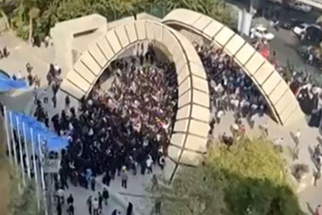 28일(현지 시간) 이란 테헤란의 한 대학교 내에서 반정부 시위대에 대한 강경진압이 이뤄지고 있다.AFP연합뉴스