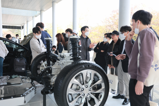 28일 서울대 글로벌공학교육센터에서 열린 '전기차 데크나눔데이' 행사에 참여한 학생들이 분해된 전기차를 바라보며 이야기를 나누고 있다. 사진 제공=서울대