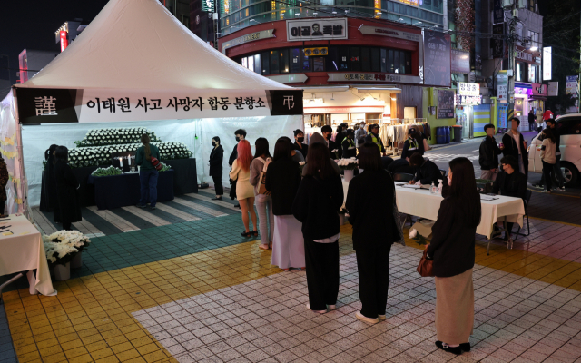 31일 밤 홍대 거리 이태원 사고 합동 분향소에서 시민들이 조문하고 있다./연합뉴스