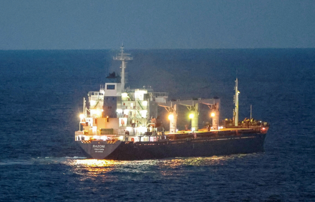 우크라이나 곡물을 실은 시에라리온 선박이 8월 2일(현지 시간) ‘흑해곡물수출협정’ 관련 조정센터가 설치된 튀르키예 이스탄불로 향하고 있다. 로이터연합뉴스
