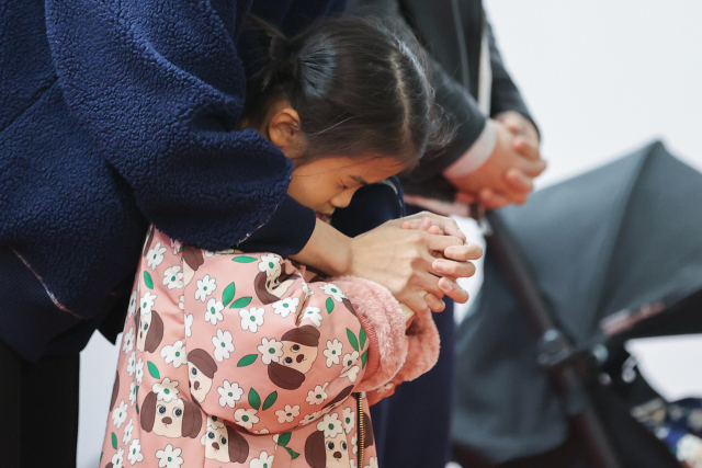 한 어린이가 31일 오후 서울 중구 서울광장에 마련된 이태원 사고 사망자 합동분향소에서 조문하고 있다. 미국은 오늘이 할로윈이었다. 이번 같은 일이 다시 일어나지 않기를 바라본다. 연합뉴스