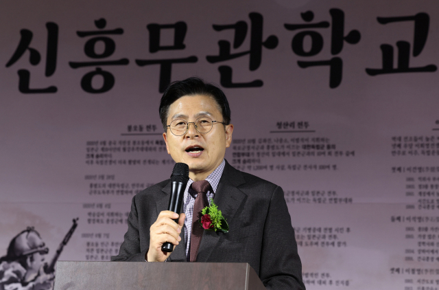 지난 15일 서울 중구 남산 예장공원 사무소 인근에서 열린 신흥무관학교 재개교식에서 황교안 전 국무총리가 축사를 하고 있다. 연합뉴스