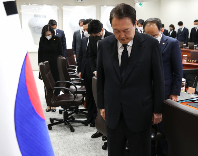 윤석열 대통령과 국무위원들이 1일 서울 용산 대통령실 청사에서 열린 국무회의에서 이태원 참사 희생자들을 추모하는 묵념을 하고 있다. /연합뉴스