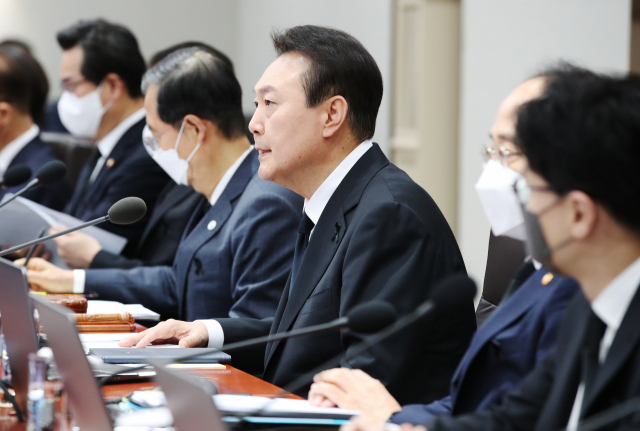 윤석열 대통령이 1일 서울 용산 대통령실 청사에서 열린 국무회의에서 발언하고 있다./연합뉴스