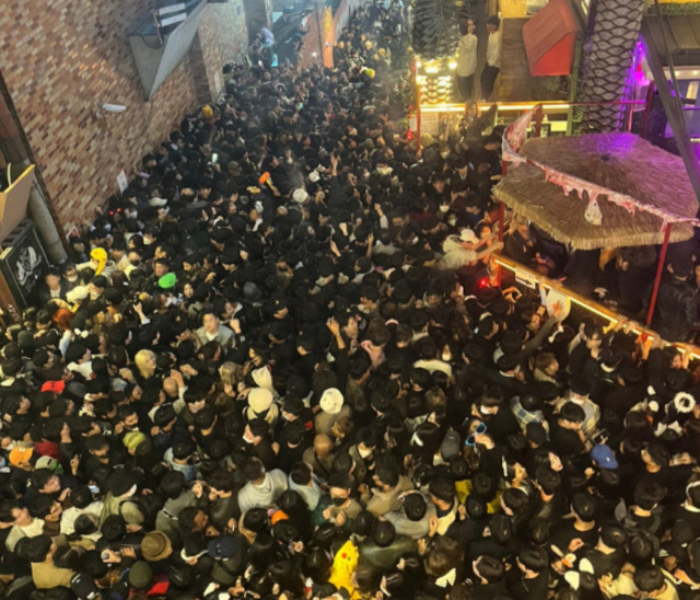 지난 29일 밤 서울 용산구 이태원동 해밀톤 호텔 부근 도로에 시민들이 골목길에 몰려 있는 모습. 연합뉴스