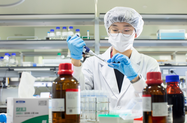 SK바이오사이언스 연구원이 백신 개발을 위해 R&D를 진행하고 있다. 사진 제공=SK바이오사이언스