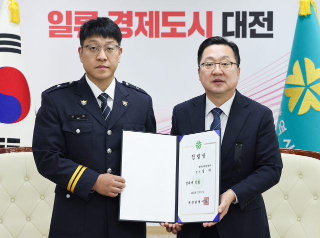 이장우(오른쪽) 대전시장이 자치경찰제 시행이후 처음으로 승진한 대전서부경찰서 경비교통과 교통조사팀 김치 경사에게 경위 임명장을 수여하고 있다. 사진제공=대전시