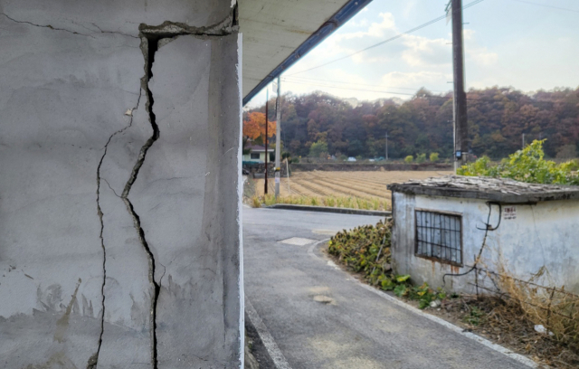 규모 4.1의 지진이 발생한 29일 충북 괴산군 장연면 장암리 한 주택 담벼락이 갈라져 있다. /연합뉴스