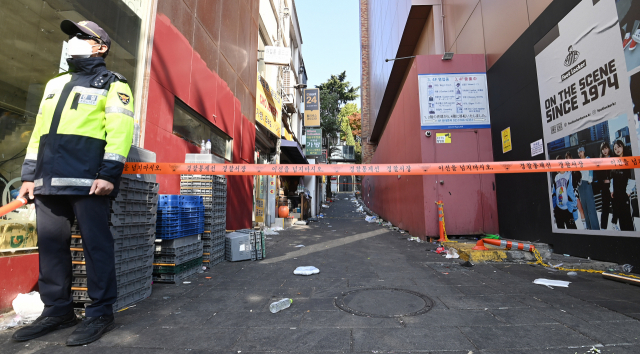 핼러윈 압사 참사 발생 사흘째인 31일 희생자가 다수 발생한 서울 용산구 이태원 골목이 경찰에 의해 통제되고 있다. 오승현 기자